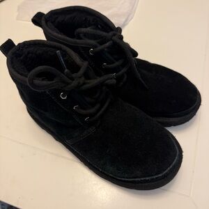 UGG Kids’ Neumal Low Lace-up Sheepskin Boots, Black, Size 4